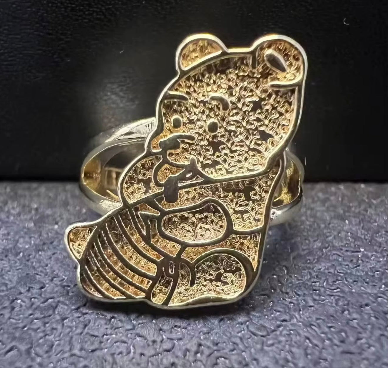 Pooh w honey ring